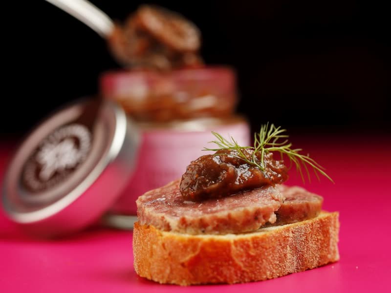Crostino with fig and fennel chutney next to the open jar