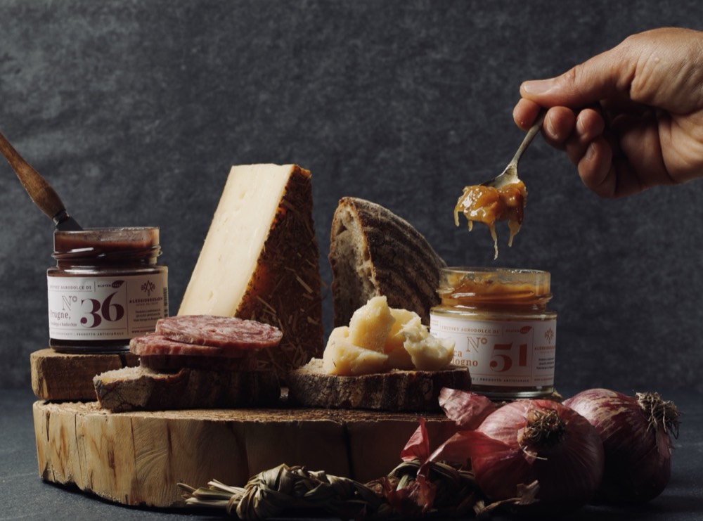 Tagliere di formaggi e salumi con due vasetti di chutney di Alessio Brusadin